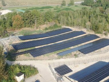 Installation von bodenmontierten Photovoltaikmodulen Ost West Solarpark Altenburg 2