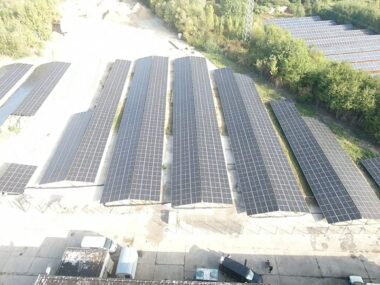 Installation von bodenmontierten Photovoltaikmodulen Ost West Solarpark Altenburg 5
