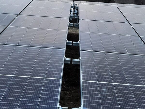 Installation von bodenmontierten Photovoltaikmodulen Ost West Solarpark Seebach Deutschland 5
