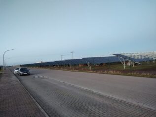 Installation von bodenmontierten Photovoltaikmodulen Sud Atzendorf Deutschland 9